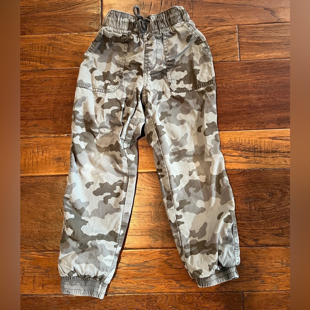 Boys Cat & Jack camo joggers size 6